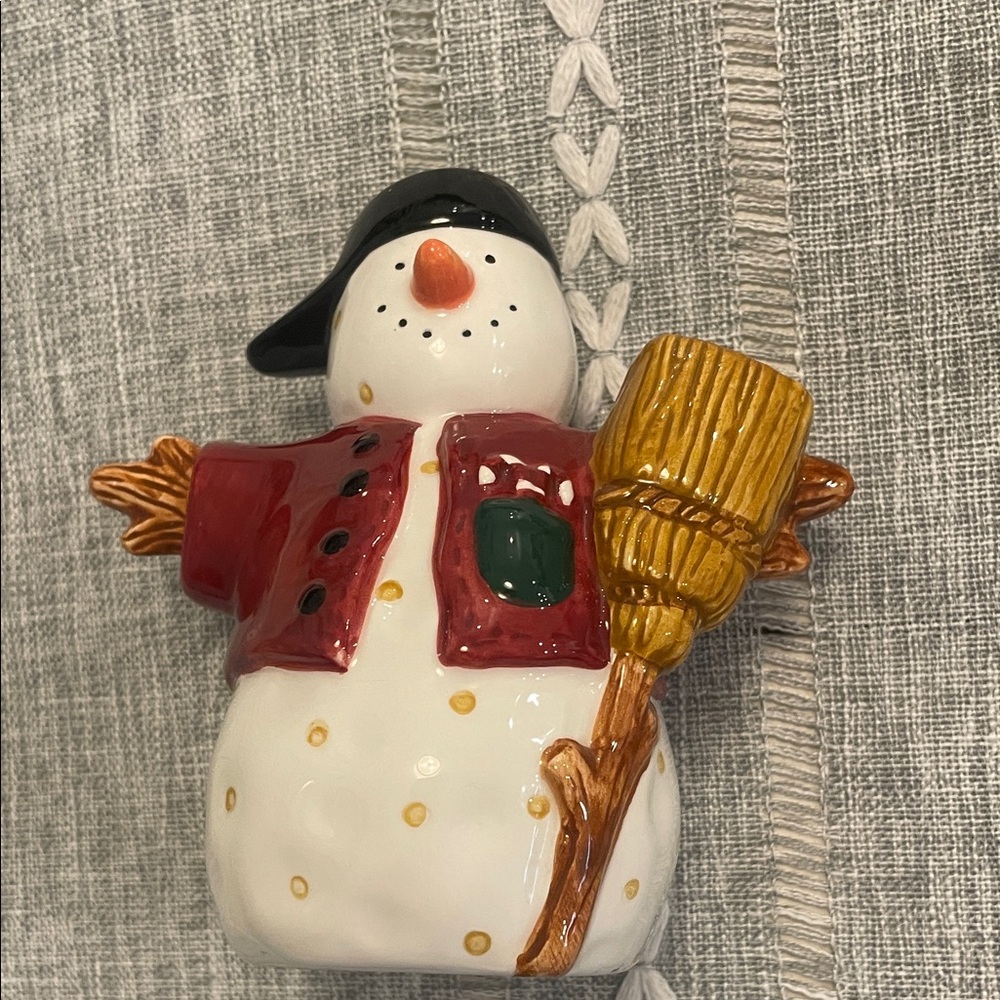 Vintage Sakura Snowman Salt and Pepper Shaker Set - Picture 5 of 8